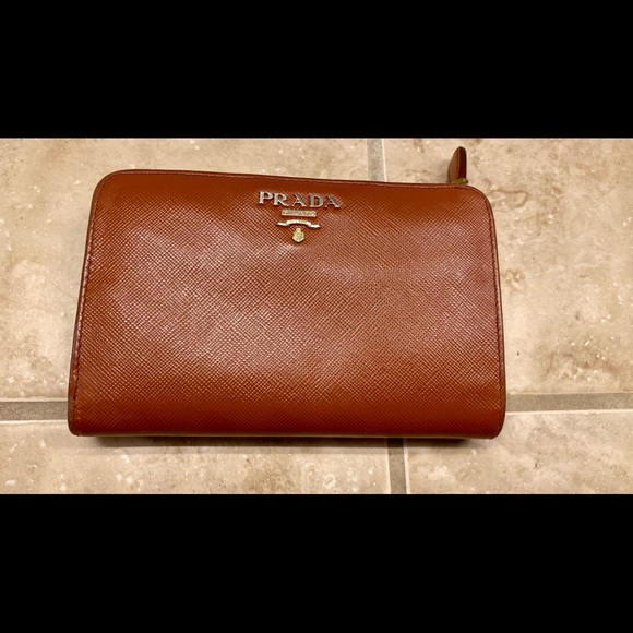 Authentic Beautiful Prada short wallet FREE SHIPPING😊 - Picture 3 of 8